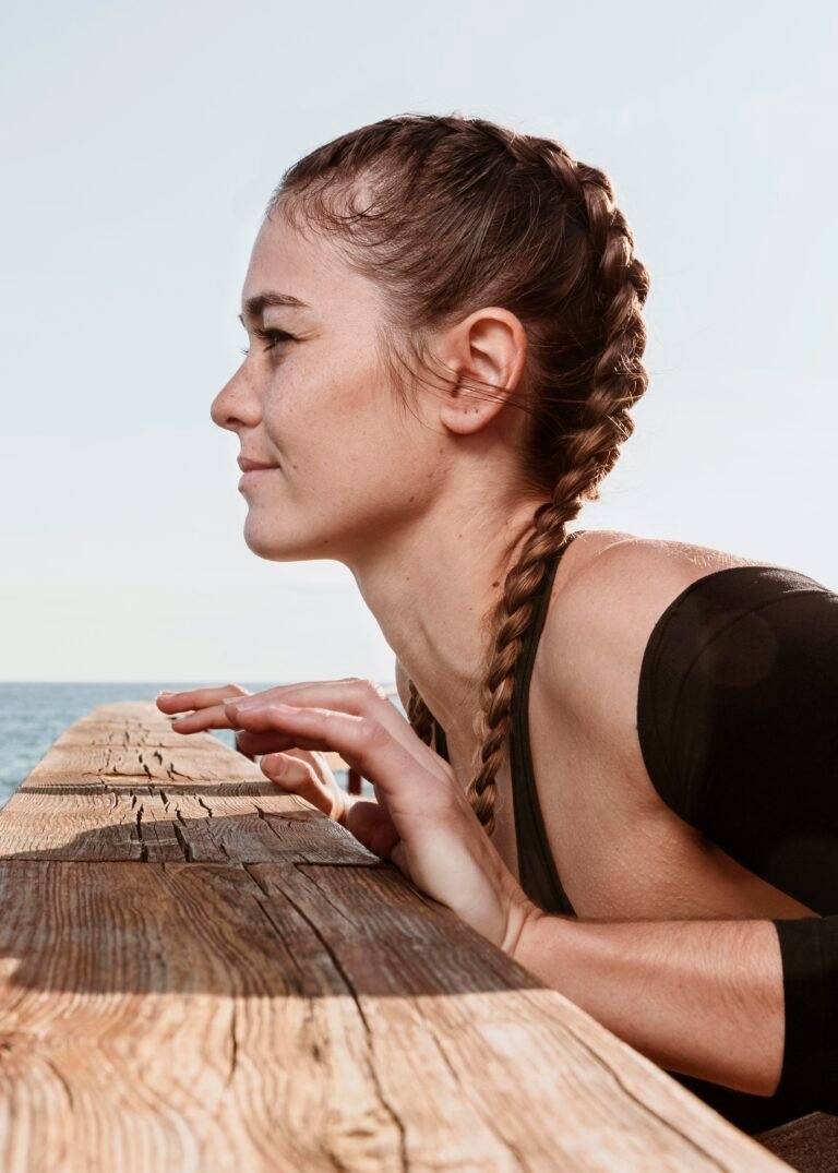 MUJER CON TRENZAS INVERTIDAS